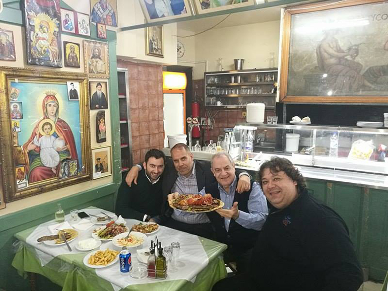 Για όσους τους αρέσει το... θάψιμο τους προτείνουμε να το ρίξουν στη μάσα. Καλύτερα θα περάσουν!!! (στην φωτό από αριστερά: Βασίλης Σαρημπαλίδης, Βαγγέλης Γκούμας Σπύρος Μπαϊρακτάρης και Πάρις Ποντίκας)