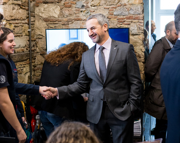 Ο Τάκης Θεοχαράκης βρίσκεται πάντα κοντά στους νέους...