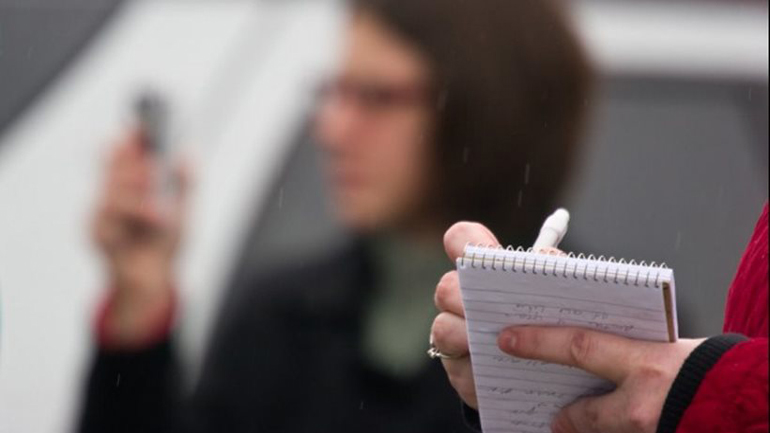 Γαλλία: Κλιμακώνονται οι επιθέσεις πολιτικών εναντίον των ΜΜΕ