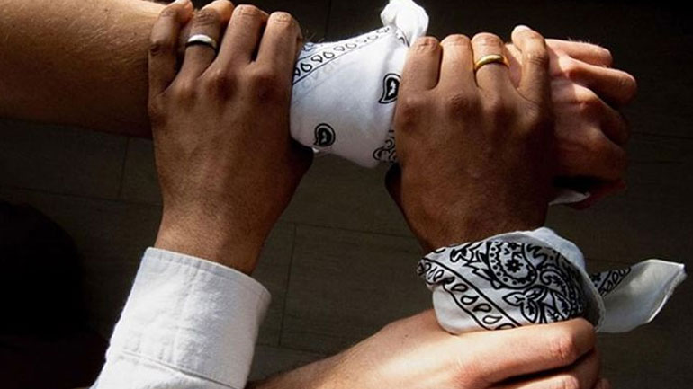 Με λευκή μπαντάνα τα εγκαίνια της Εβδομάδας Μόδας στη Νέα Υόρκη