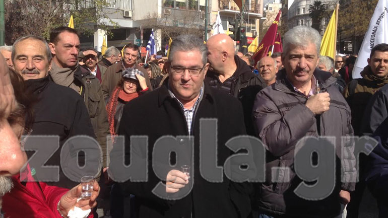 O Koυτσούμπας πίνει τσικουδιά στο Σύνταγμα