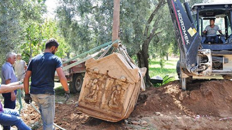 Aρχαϊκοί τάφοι με ανάγλυφα του θεού Έρωτα ανακαλύφθηκαν στην Προύσα