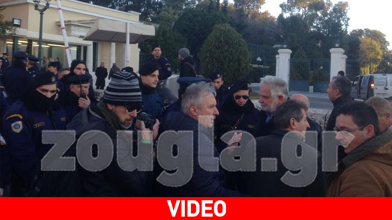 Πυροσβέστες έξω από τη Βουλή