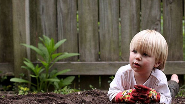 Το παιχνίδι στο χώμα μεγαλώνει υγιή και ευτυχισμένα παιδιά!