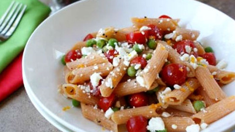 Μακαρονοσαλάτα με αρακά και ντοματίνια