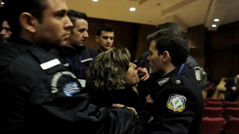 Μήνυση κατ΄ αγνώστων κατέθεσε η μητέρα του Φύσσα Μήνυση κατ΄ αγνώστων κατέθεσε η μητέρα του Φύσσα