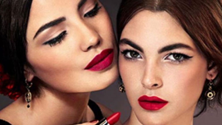 H beauty editor του govastileto.gr σου δείχνει πώς να διατηρήσεις το κραγιόν σου αναλλοίωτο όλο το βράδυ