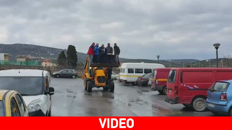 Κρήτη: Ο γαμπρός έφτασε στο δημαρχείο πάνω στη «χούφτα» ενός φορτωτή