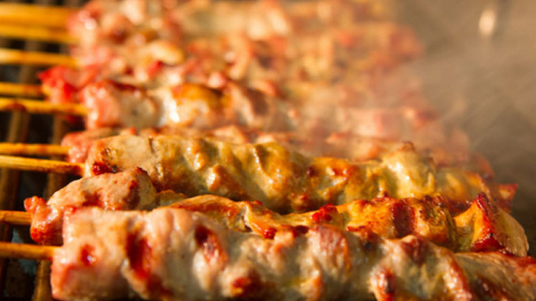 Επιχειρηματίας προσέφερε 4.500 σουβλάκια για την Τσικνοπέμπτη!