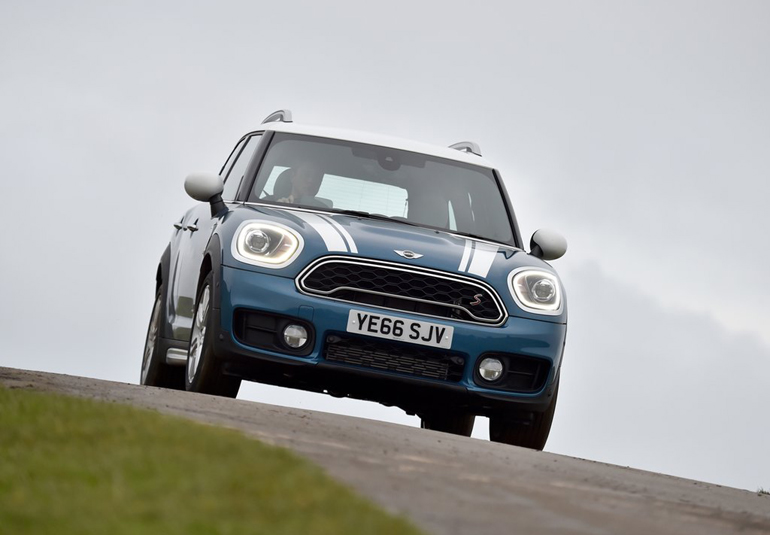 Τα σπορ χαρακτηριστικά δεν λείπουν από κανένα MINI...