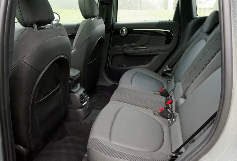 Οι χώροι για τους πίσω επιβάτες έχουν μεγαλώσει...