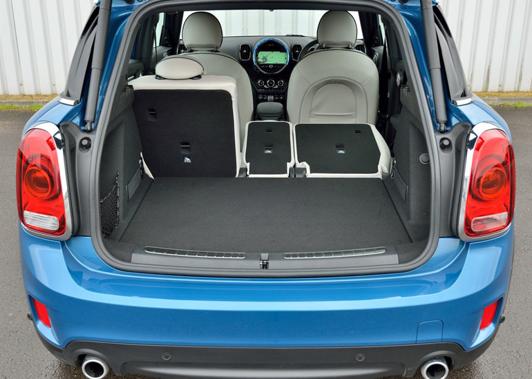 Το ίδιο και ο χώρος αποσκευών που αγγίζει τα 400 λίτρα και... μεγαλώνει όταν αρχίσουν να πέφτουν τα πίσω καθίσματα