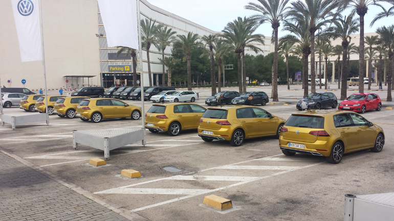 Έξω από το αεροδρόμιο της Μαγιόρκας δεκάδες... VW Golf περιμένουν τους δημοσιογράφους!