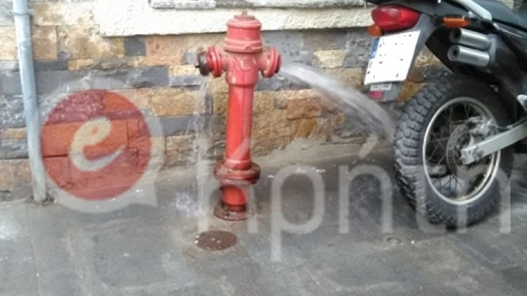 Ηράκλειο: Άνοιξε ο κρουνός, πλημμύρισε το πεζοδρόμιο