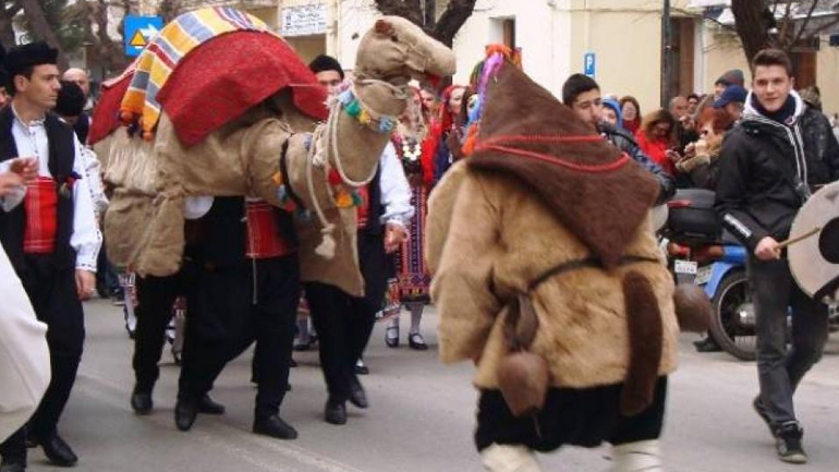 Τσικνοπέμπτη στην Πάτρα: Αναβιώνει το έθιμο της καμήλας