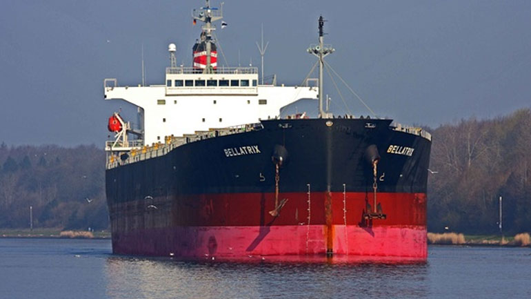 Φορτηγό πλοίο προσάραξε σε ύφαλο στη Λέσβο