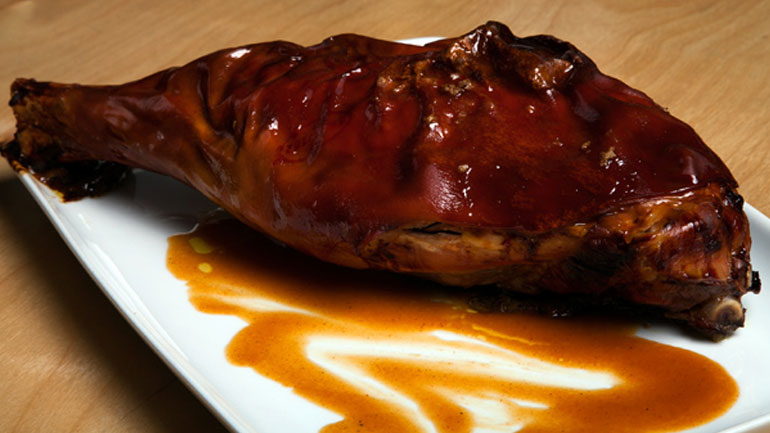 Ένα γουρουνόπουλο για τον βουλευτή…