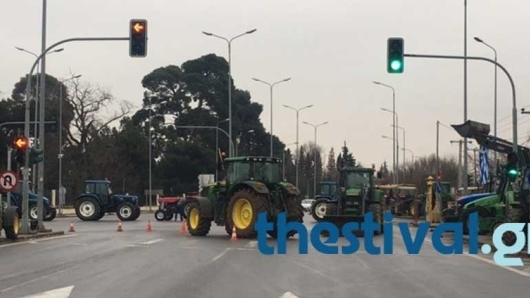 Θεσσαλονίκη: Κλειστός παραμένει ο κόμβος στα «Πράσινα Φανάρια» από τους αγρότες