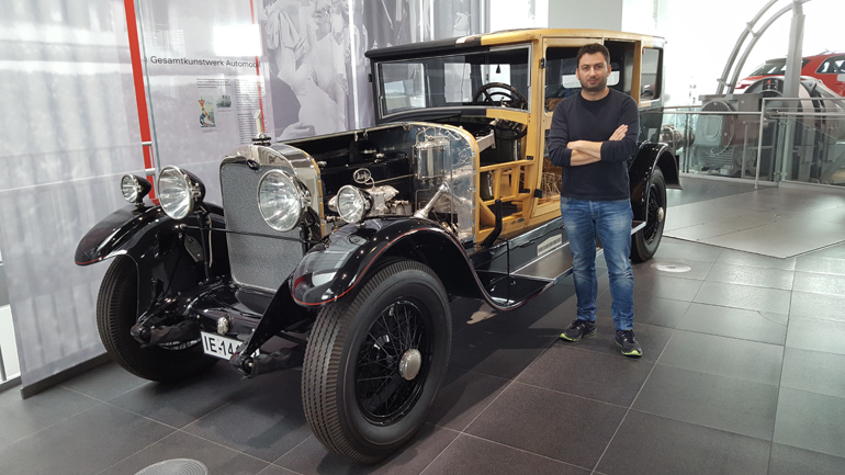 Αυτό είναι ένα Audi Typ M Pullman limousine του 1925. Κατασκευάστηκαν μόλις 228 μονάδες, ο κινητήρας που φορούσε είχε χωρητικότητα 4.660 κ.εκ. και μπορούσε να αναπτύξει μέγιστη ταχύτητα 120 χλμ./ώρα