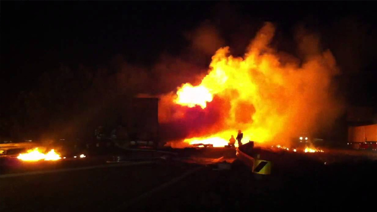 «Λαμπάδιασε» νταλίκα έξω από τη Λάρισα