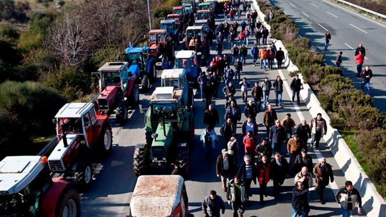 Ανοικτή η Εθνική Οδός – Αποχώρησαν οι αγρότες από τα μπλόκα