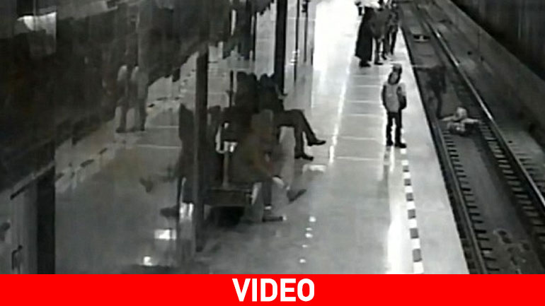 Οκτάχρονος έπεσε κατά λάθος στις ράγες του τρένου και σώθηκε από θαρραλέο επιβάτη