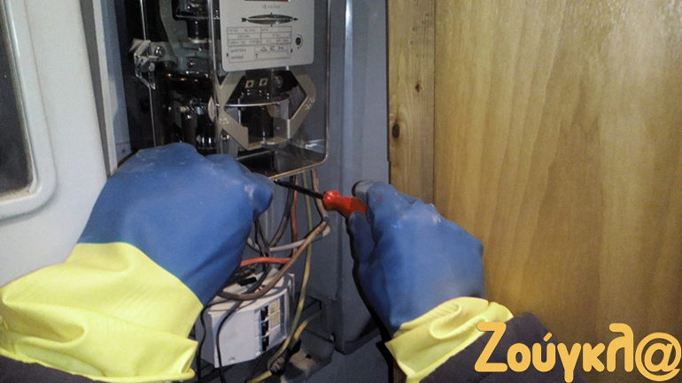 Μέλος του κινήματος 'Δεν Πληρώνω' επανασυνδέει το ρεύμα