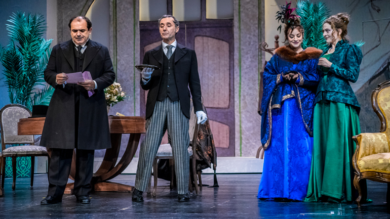 Παράταση παραστάσεων για την απολαυστική κωμωδία «Ψύλλοι στα αυτιά» στο Βασιλικό Θέατρο