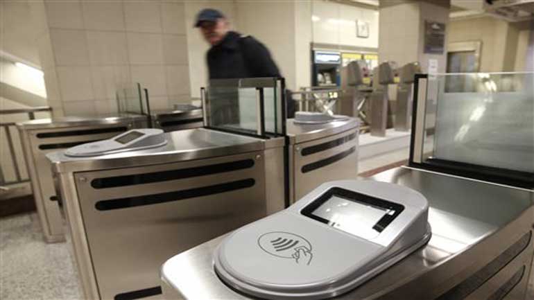 Διαδηλωτές κάλυψαν με μαύρες σακούλες τα ακυρωτικά μηχανήματα στο μετρό “Αττική”