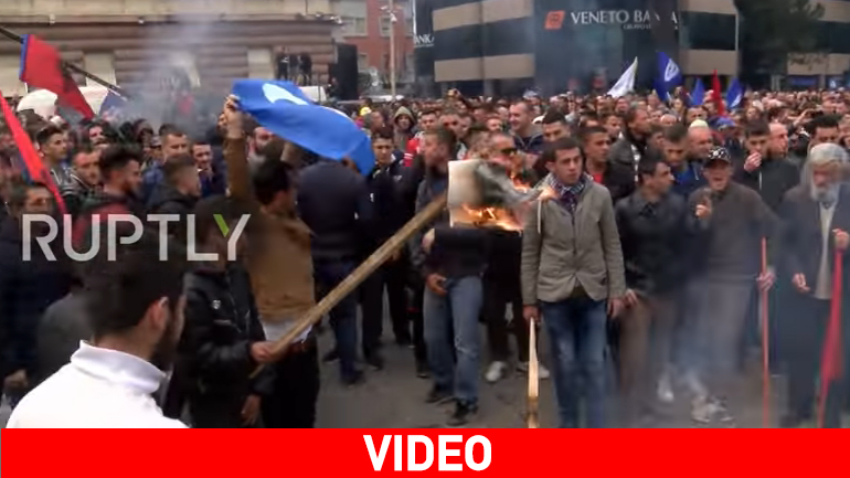 Αλβανία: Μεγάλη διαδήλωση της αντιπολίτευσης στα Τίρανα Αλβανία: Μεγάλη διαδήλωση της αντιπολίτευσης στα Τίρανα