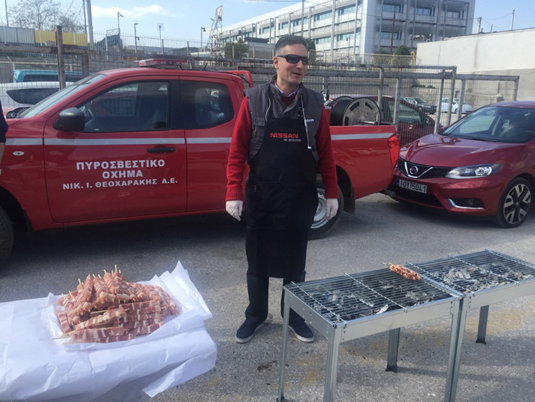 O υπεύθυνος επικοινωνίας της Nissan Γιάννης Μεθενίτης ρε ρόλο... αρχιψήστη!