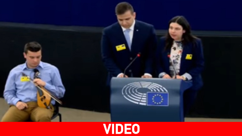 Χανιώτης μαθητής παίζει λύρα μέσα στο Ευρωπαϊκό Κοινοβούλιο!