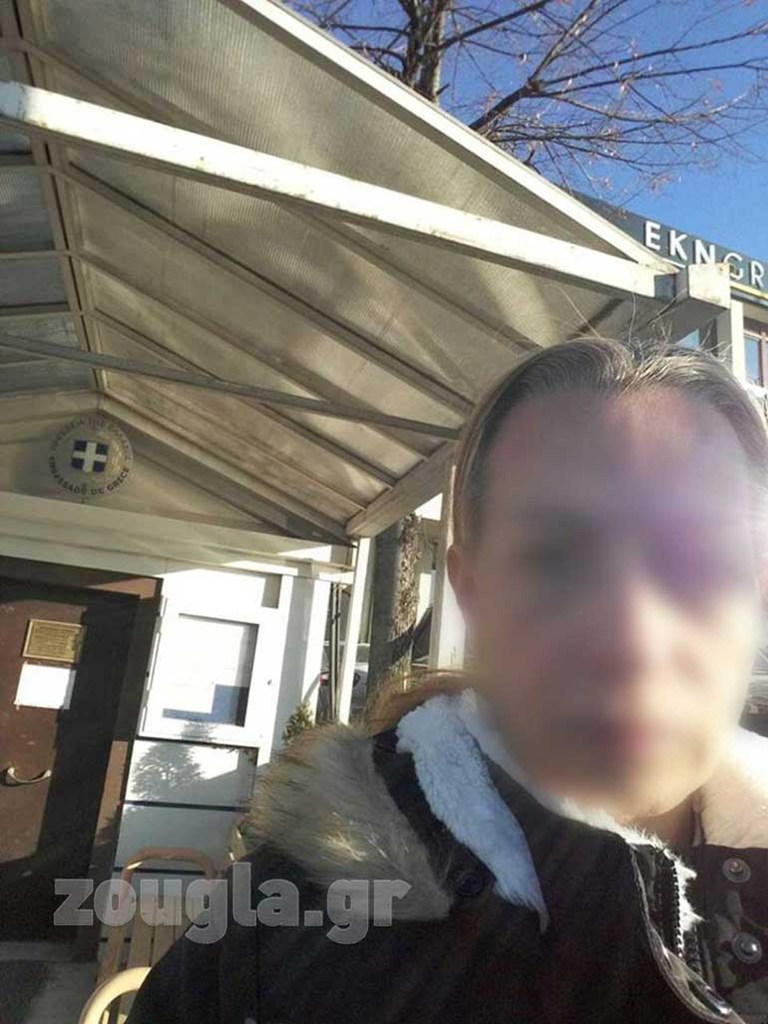 Έξω από το ελληνικό προξενείο στην Άγκυρα, όπου η Α.Π. δεν έγινε δεκτή λόγω... αμφιβολιών για το παιδί της. Τα τελευταία 24ωρα κοιμούνται σε πάρκο της Άγκυρας