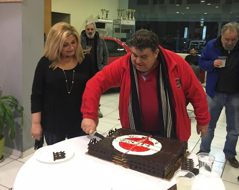 O Κώστας Κύρκος κόβει την πίτα...