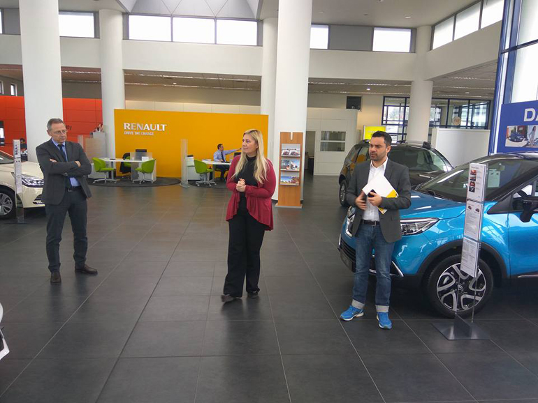 H Μαρία Παπαδάκη (διευθύντρια marketing) μαζί εμ τον Ιάκωβο Κρομύδα (υπεύθυνο επικοινωνίας - δεξιά))