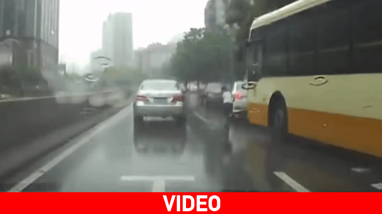 Παιδί σώζεται από θαύμα όταν παρασύρεται από λεωφορείο