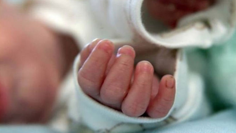 Ρόδος: Συνελήφθησαν οι γονείς του βρέφους που καταπλακώθηκε από τηλεόραση