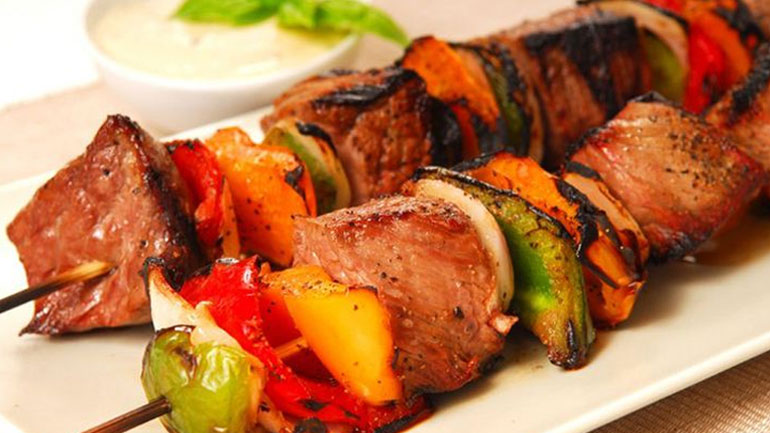 Σουβλάκι αρνίσιο με σάλτσα κόκκινης και κίτρινης πιπεριάς Σουβλάκι αρνίσιο με σάλτσα κόκκινης και κίτρινης πιπεριάς