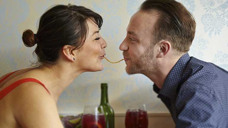 Έρευνα: Οι δημόσιες εκδηλώσεις αγάπης είναι επίδειξη