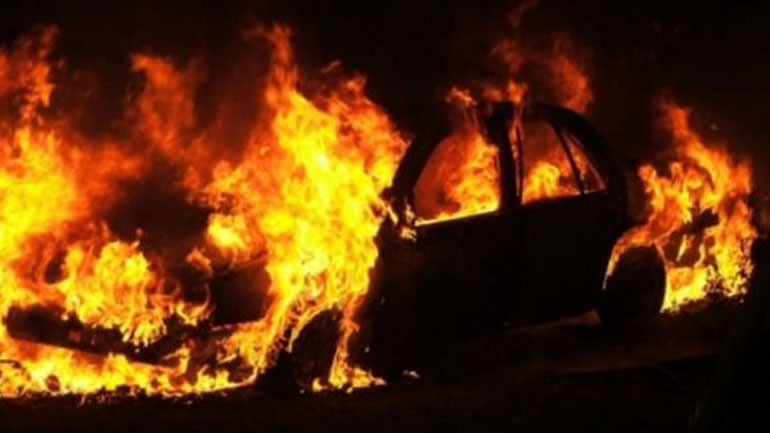 Πυρπόλησαν κρατικά αυτοκίνητα στη Θεσσαλονίκη