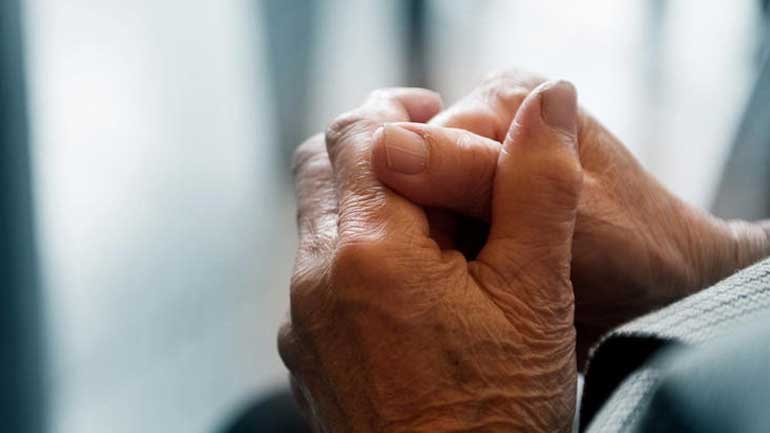 Πάτρα: Χτύπησαν 90χρονο για να κλέψουν 50 ευρώ