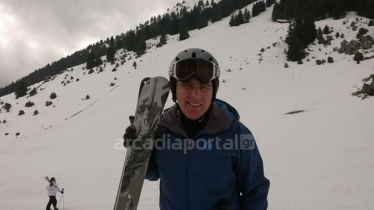 Ο Αμερικανός πρέσβης κάνει σκι στο Χιονοδρομικό Κέντρο Μαινάλου