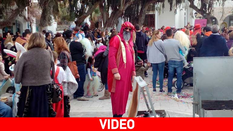 Ξέφρενο κέφι και χορός στο Καρναβάλι της Νάουσας Πάρου