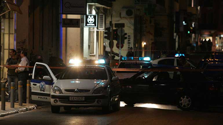 Τριάντα πέντε προσαγωγές για την επίθεση με μολότοφ στα γραφεία του ΣΥΡΙΖΑ