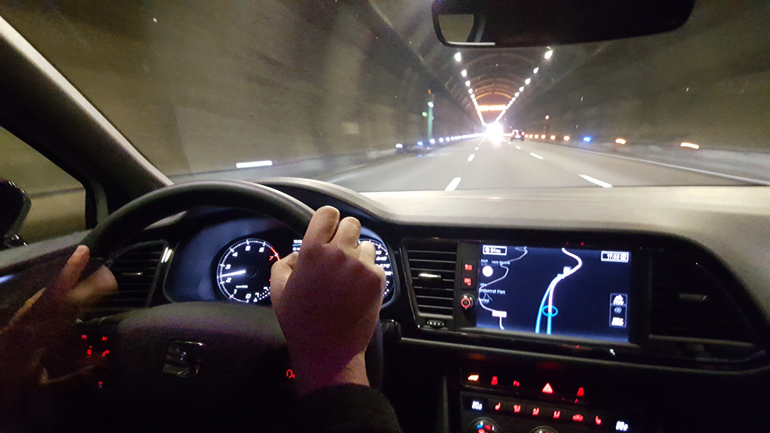 Οδηγώντας το SEAT Leon Cupra λίγο έξω από την Βαρκελώνη...