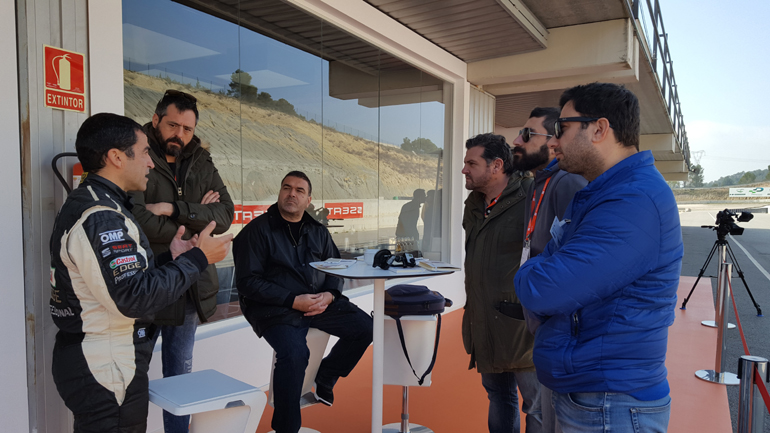 Ο οδηγός αγώνων Jordi Gene μας δίνει οδηγίες λίγο πριν μπούμε στην πίστα (από δεξιά, Βασίλης Σαρημπαλίδης, Αργύρης Τούντας, Παντελής Πατέλος, Χάρης Δάνδουρας και Παναγιώτης Τριανταφυλλίδης)