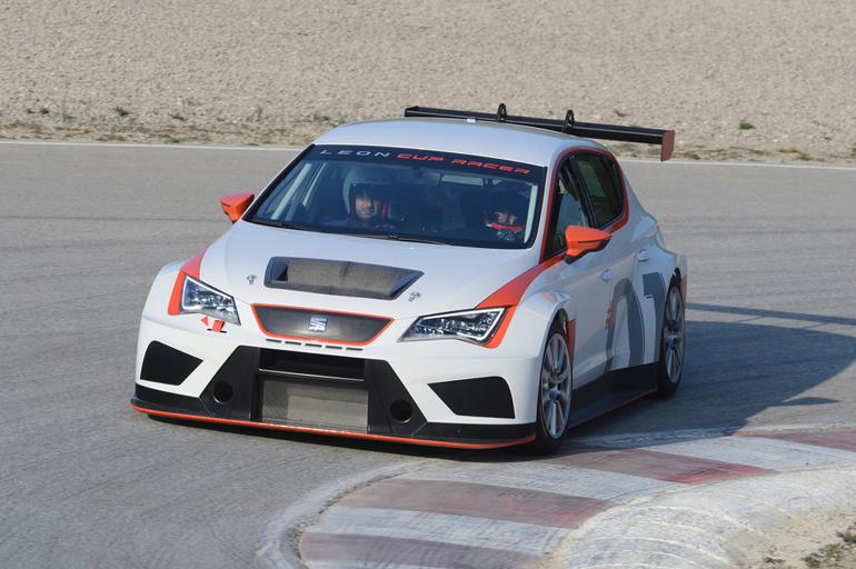 Όταν ο οδηγός θυμίζει οδηγό... Play Station το αυτοκίνητο πάει και με το πλάι!