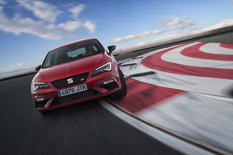 Το SEAT Leon Cupra είναι ένα αγωνιστικό... δρόμου που μπορεί να κινηθεί πολύ γρήγορα στην πίστα