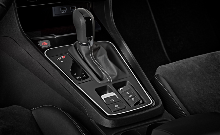 Το Cupra διατίθεται τόσο με αυτόματο κιβώτιο διπλού συμπλέκτη....