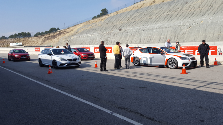 Σε αυτή την εικόνα βλέπετε, μπροστά το αγωνιστικό Leon και πίσω τα υπόλοιπα... νορμάλ Leon που οδήγησαν όσοι δημοσιογράφοι παρευρέθησαν στην πανευρωπαϊκή παρουσίαση που έγινε στην Ισπανία